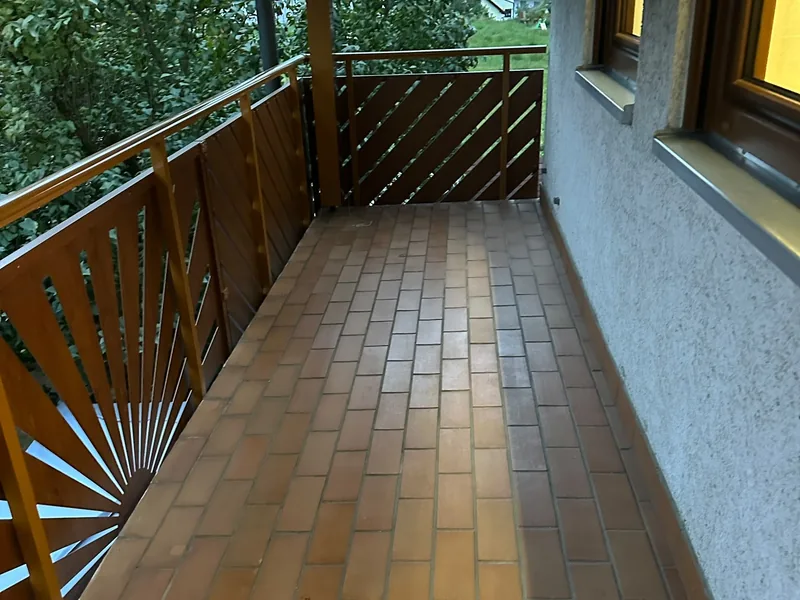 Überdachter Balkon, gefliest und leergeräumt