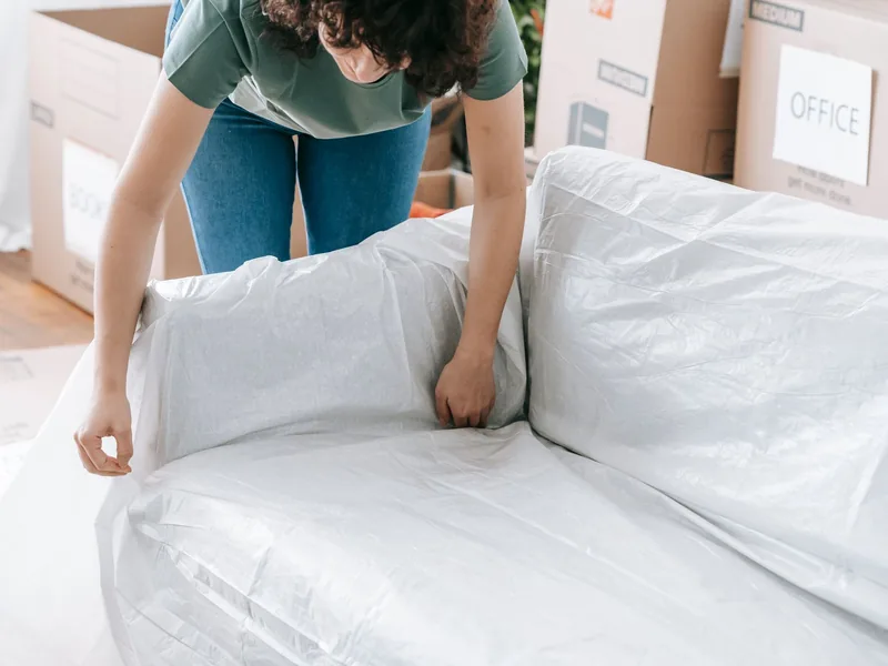 Sofa wird für den Transport in Schutzfolie eingeschlagen