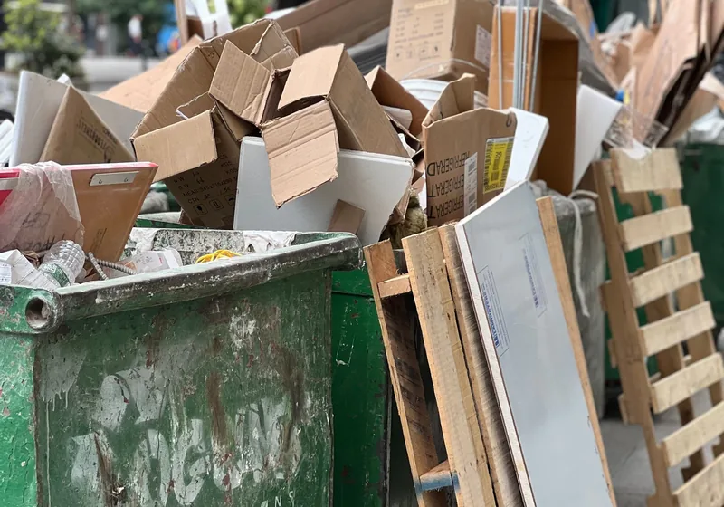 Container mit ausgeräumtem Hausrat bei einer Entrümpelung
