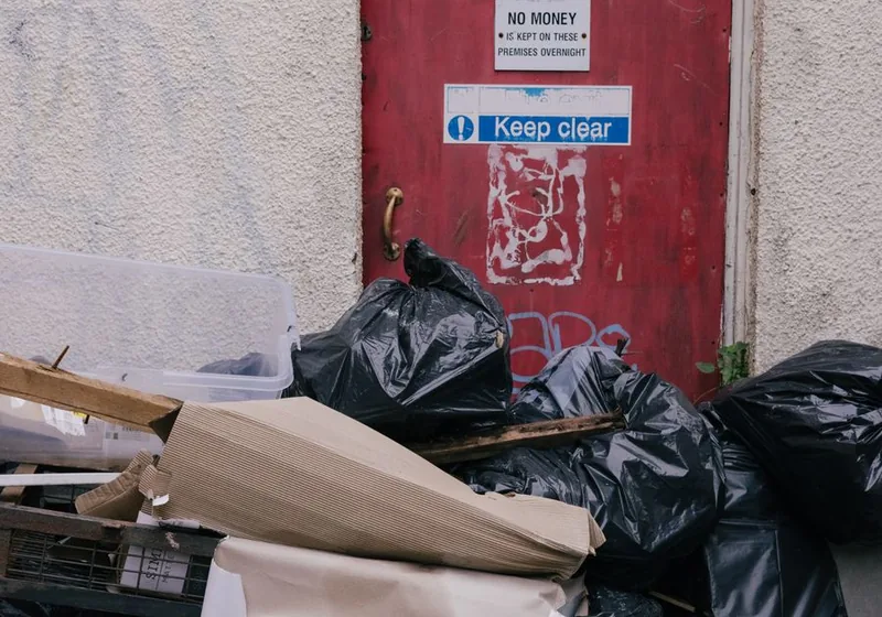 Müllsäcke und Sperrgut vor einer Wohnungstür