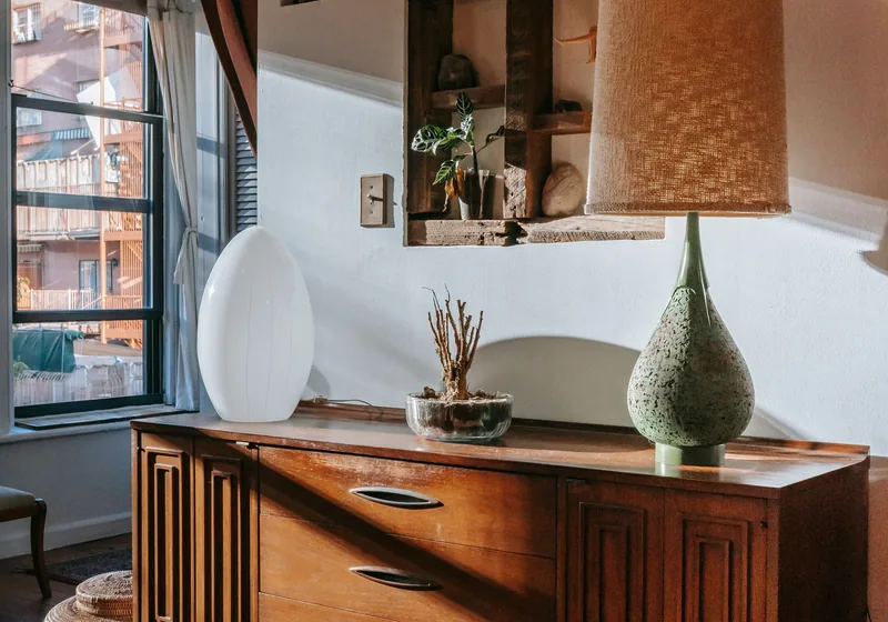 Wohnzimmer mit Sideboard und Einrichtung eines aufzulösenden Haushalts