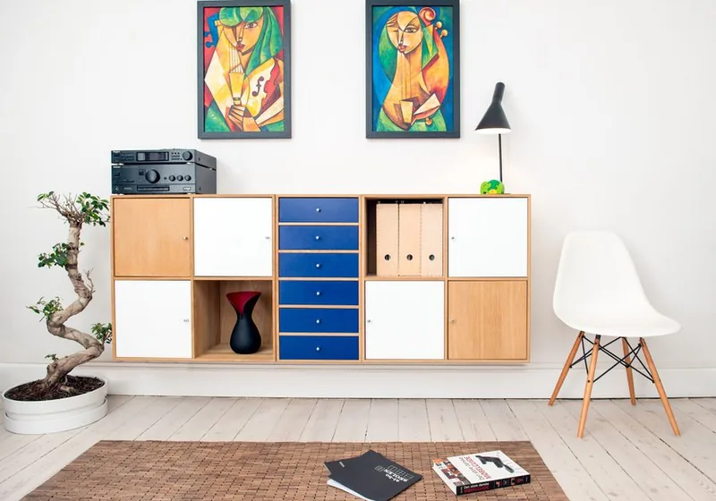 Wohnraum mit Sideboard und Regalaufbau vor der Auflösung