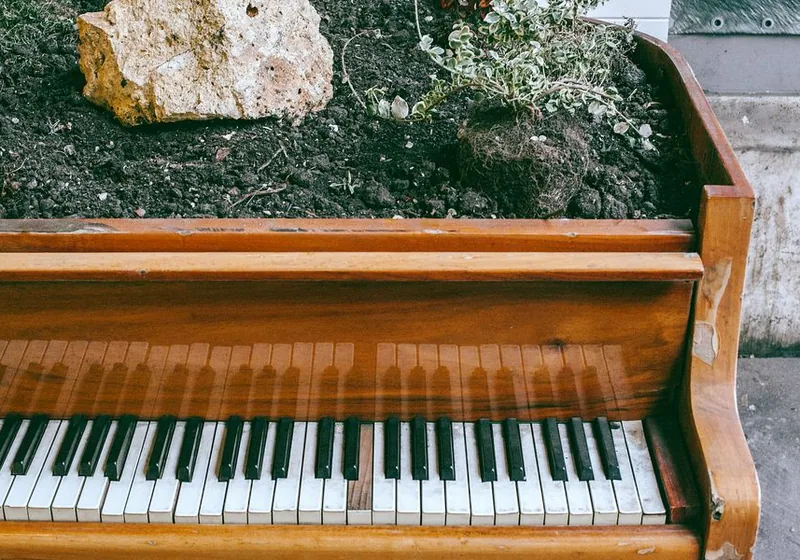 Tastatur eines älteren Klaviers in Nahaufnahme