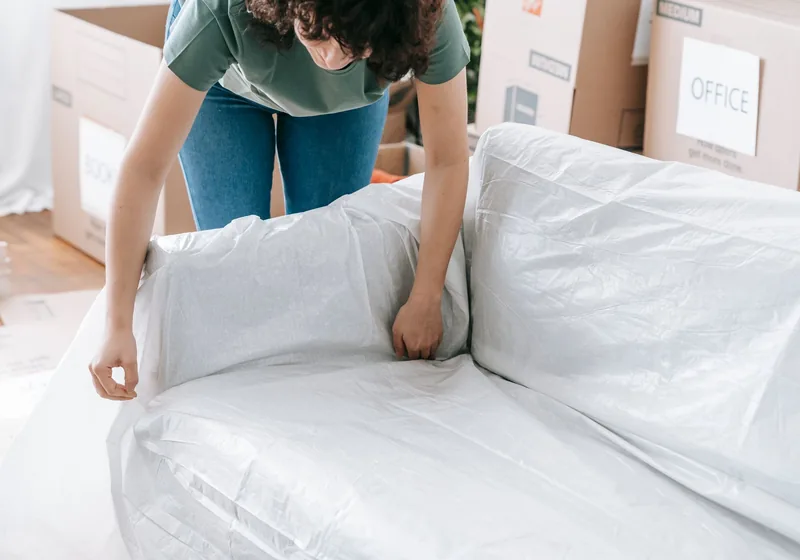Sofa wird für den Transport in Schutzfolie eingeschlagen