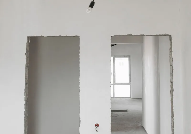 Leergeräumte Wohnung mit offenem Türdurchgang