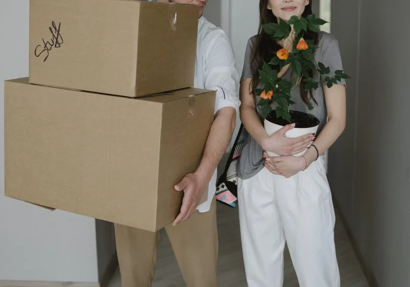 Übergabe einer geräumten Wohnung im Flur