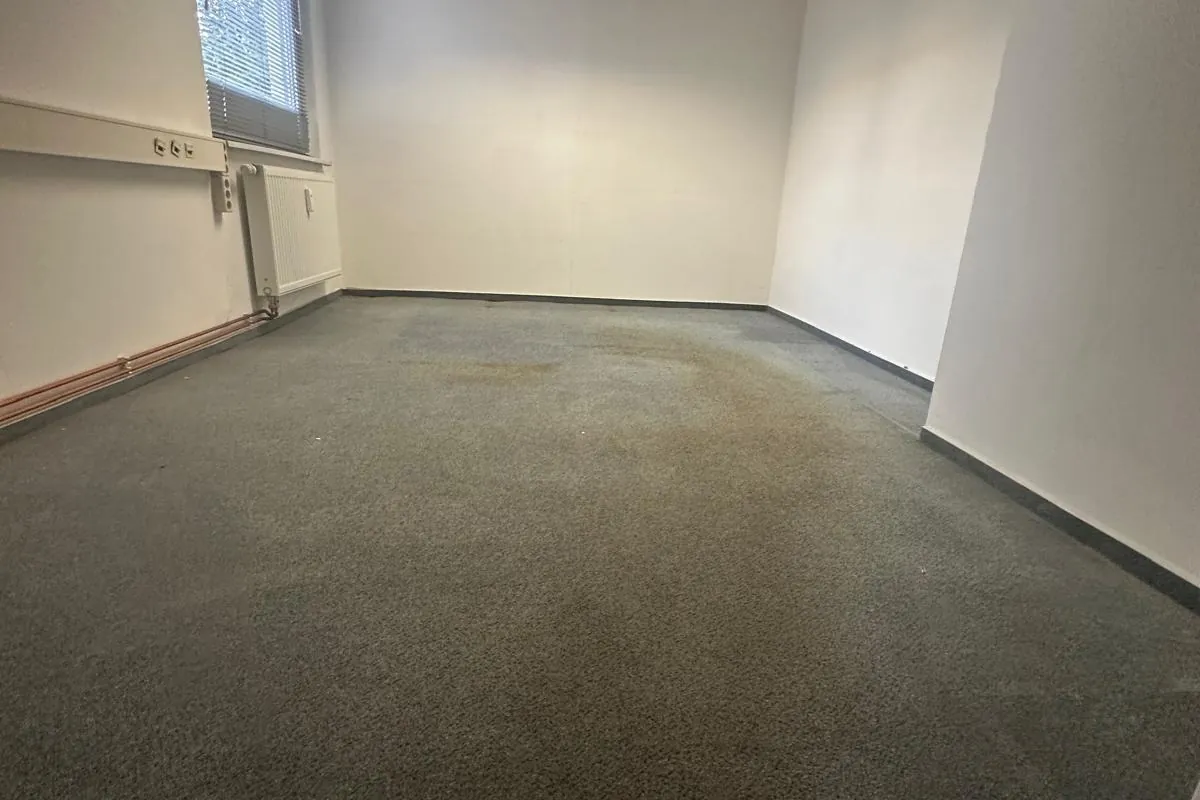Leerer Büroraum mit Teppichboden nach der Räumung